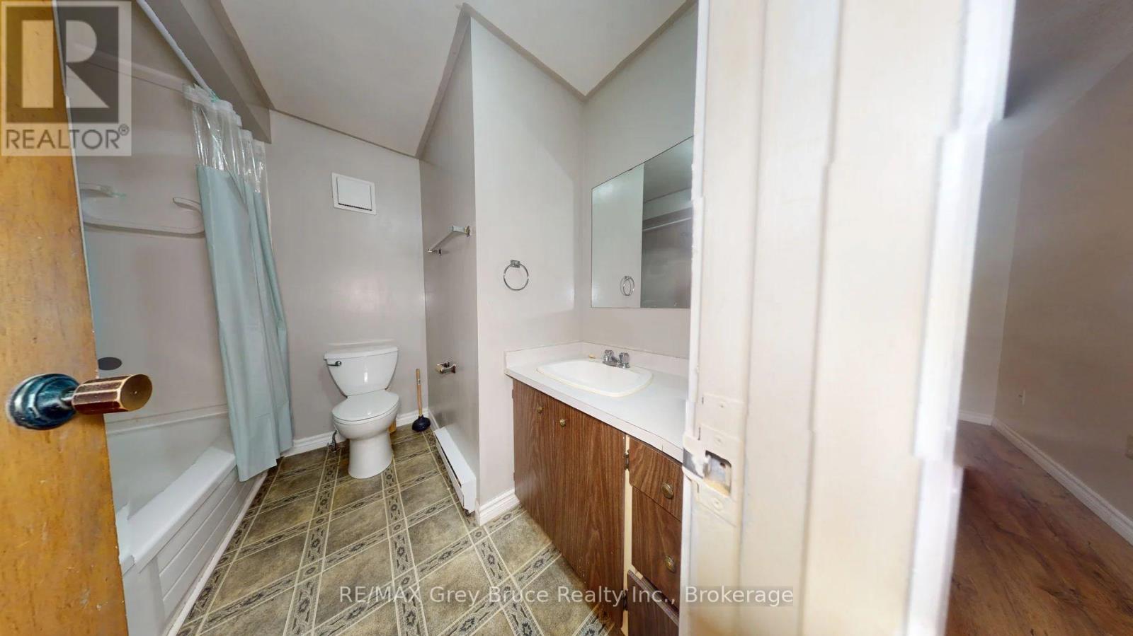 Unit 5 - 108 Queen Street N Property Photo 18