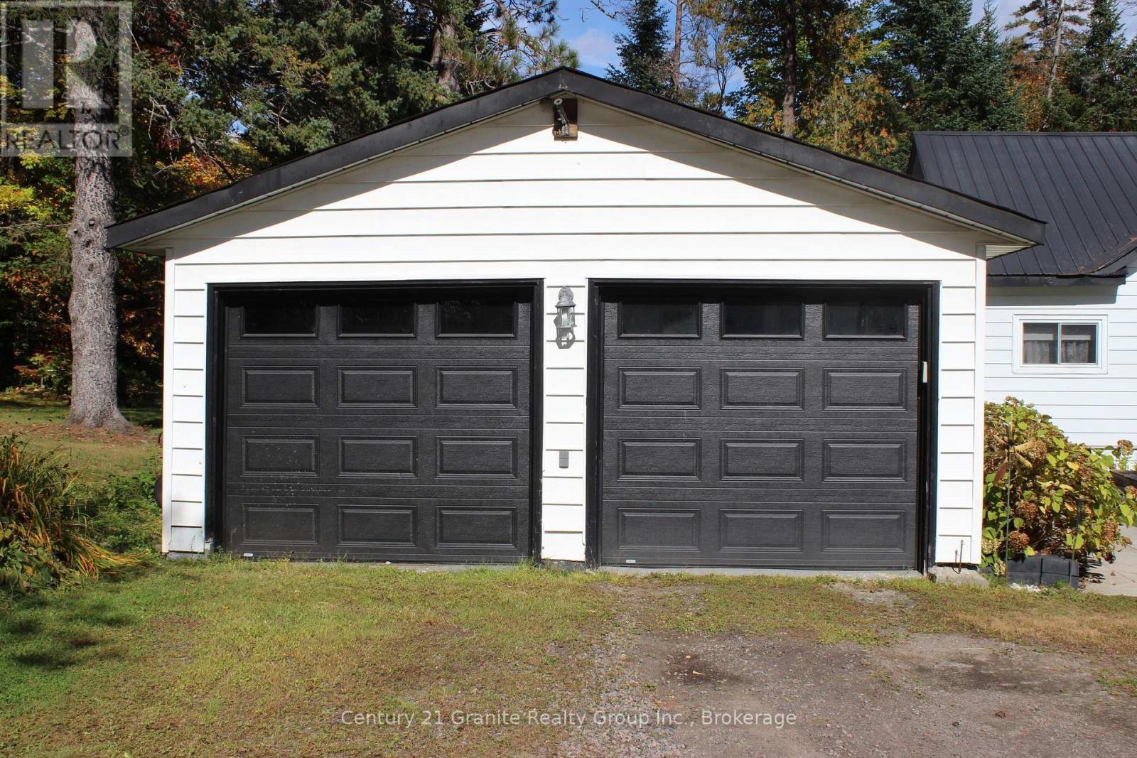 1051 Halls Lake Road Property Photo 3
