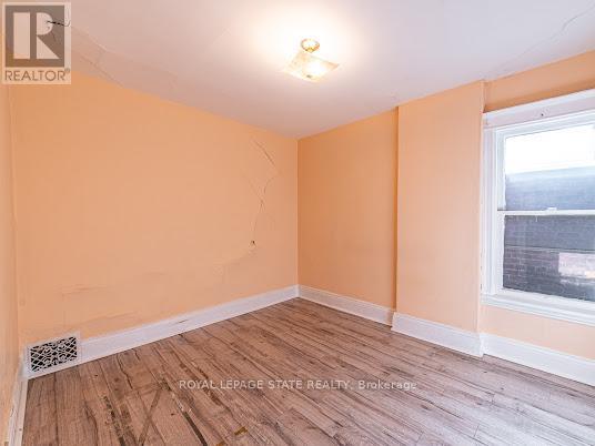 35 Sherman Avenue N Property Photo 20