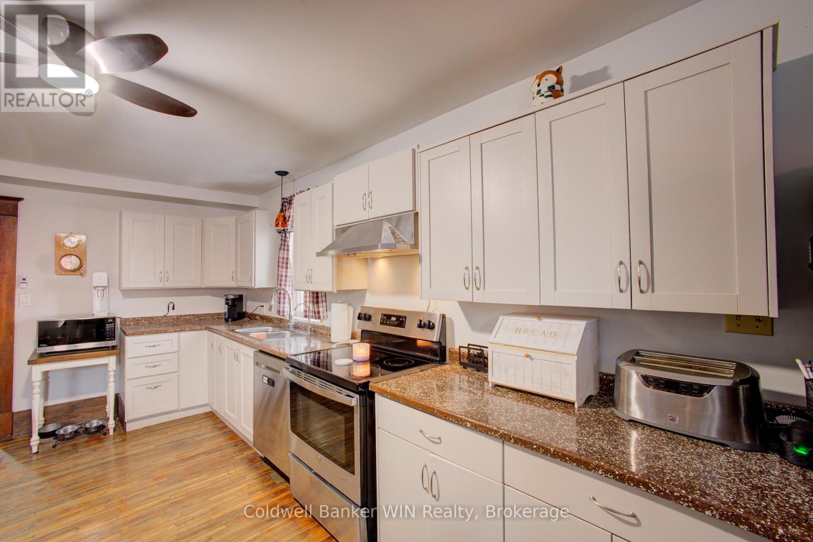 17 Arthur Street E Property Photo 12