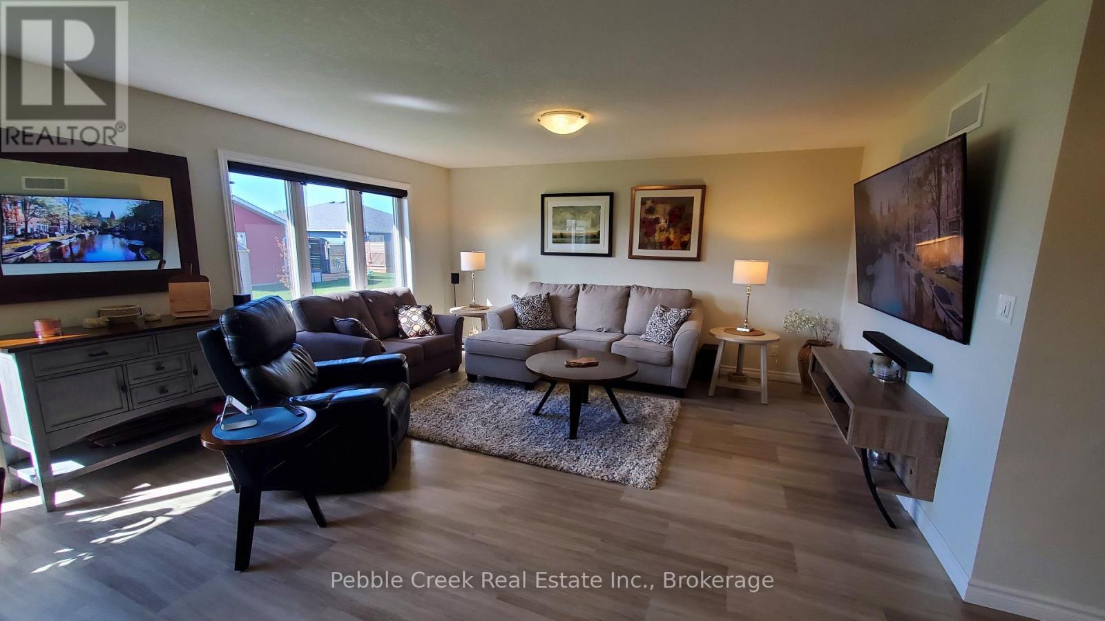 83 Huron Heights Drive Property Photo 6