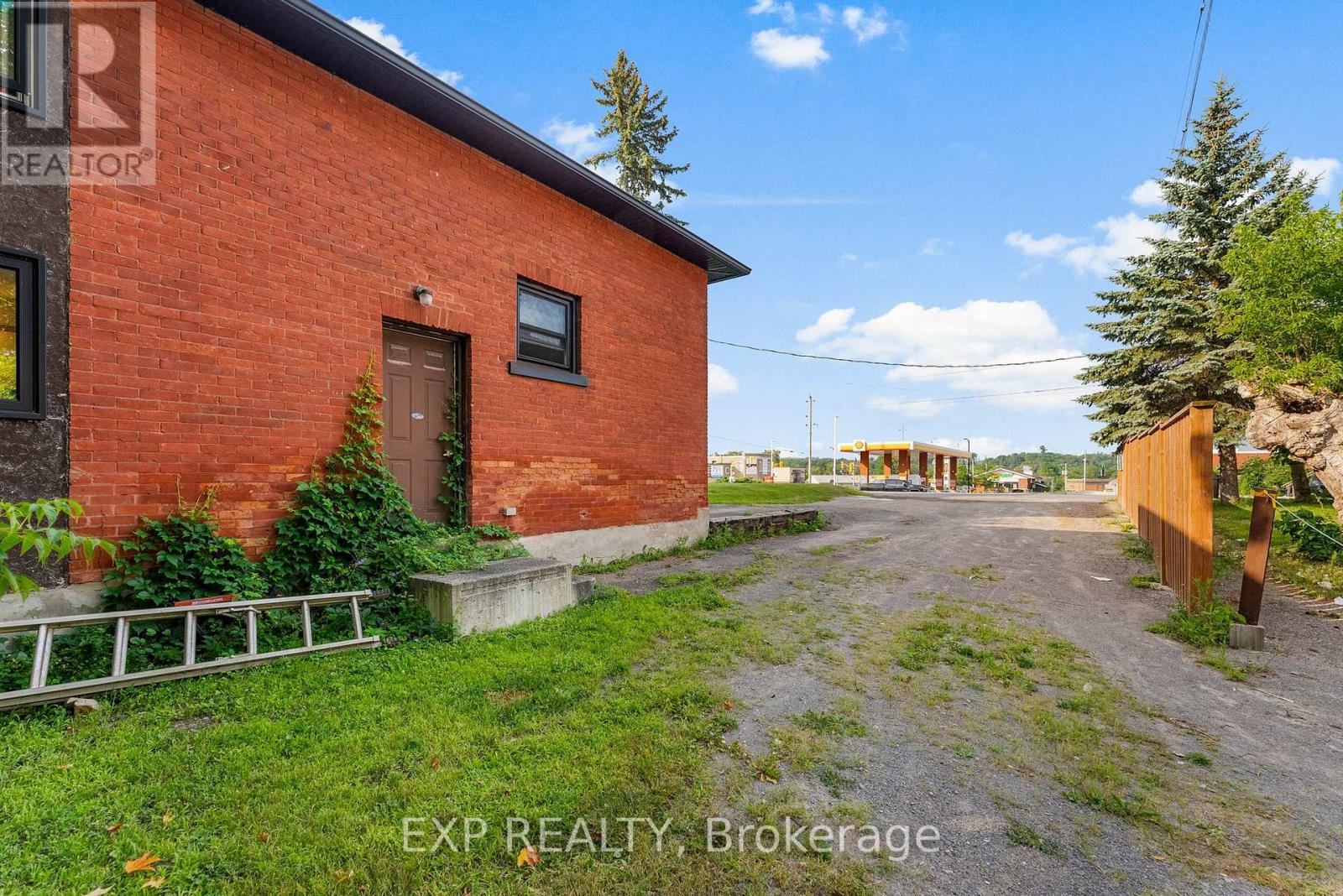 48 Hall Avenue E Property Photo 9