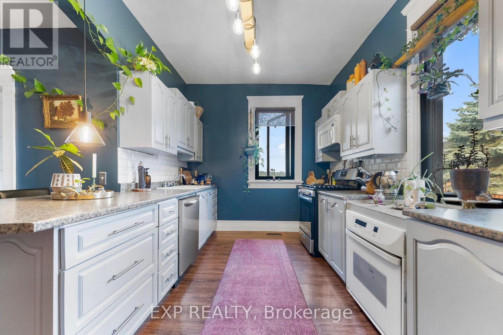 48 Hall Avenue E Property Photo 26