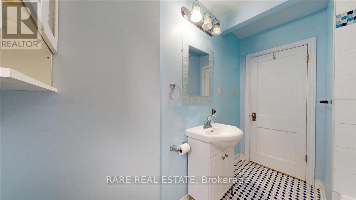 2 - 8 Balsam Avenue N Property Photo 22