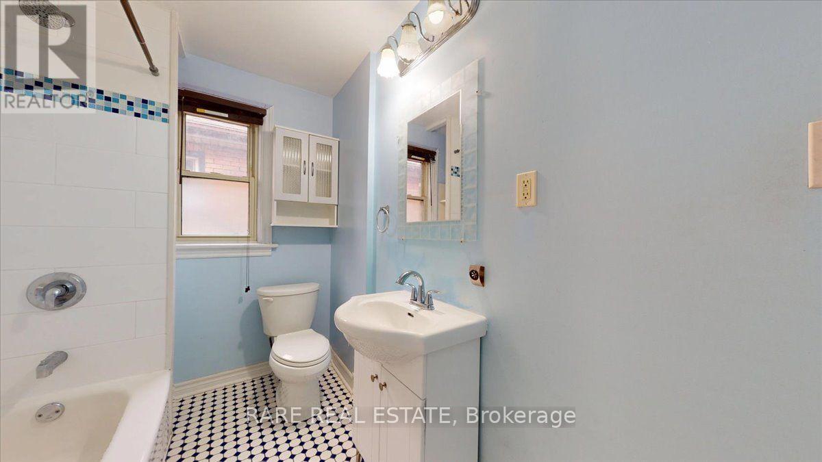 2 - 8 Balsam Avenue N Property Photo 23