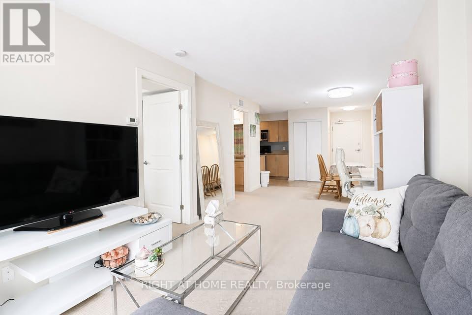 711 - 138 Somerset Street W Property Photo 3