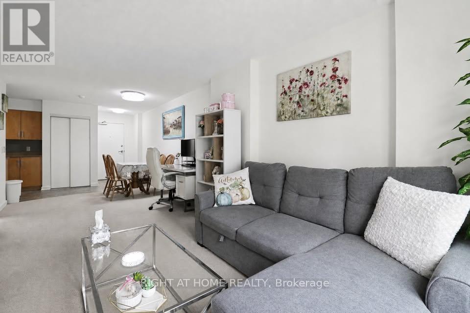 711 - 138 Somerset Street W Property Photo 4