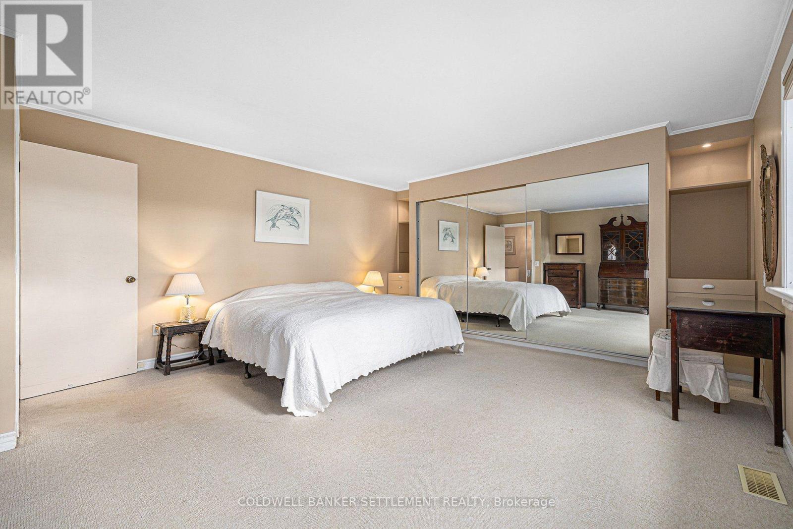 68 Wilson Street W Property Photo 26