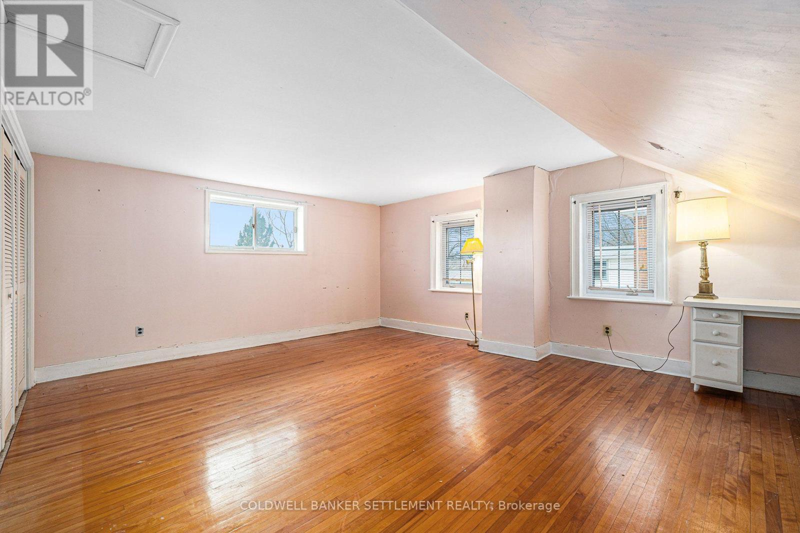 68 Wilson Street W Property Photo 32