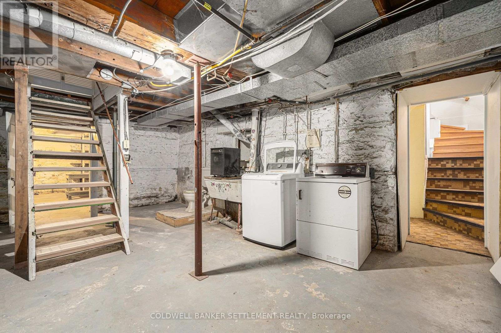 68 Wilson Street W Property Photo 39