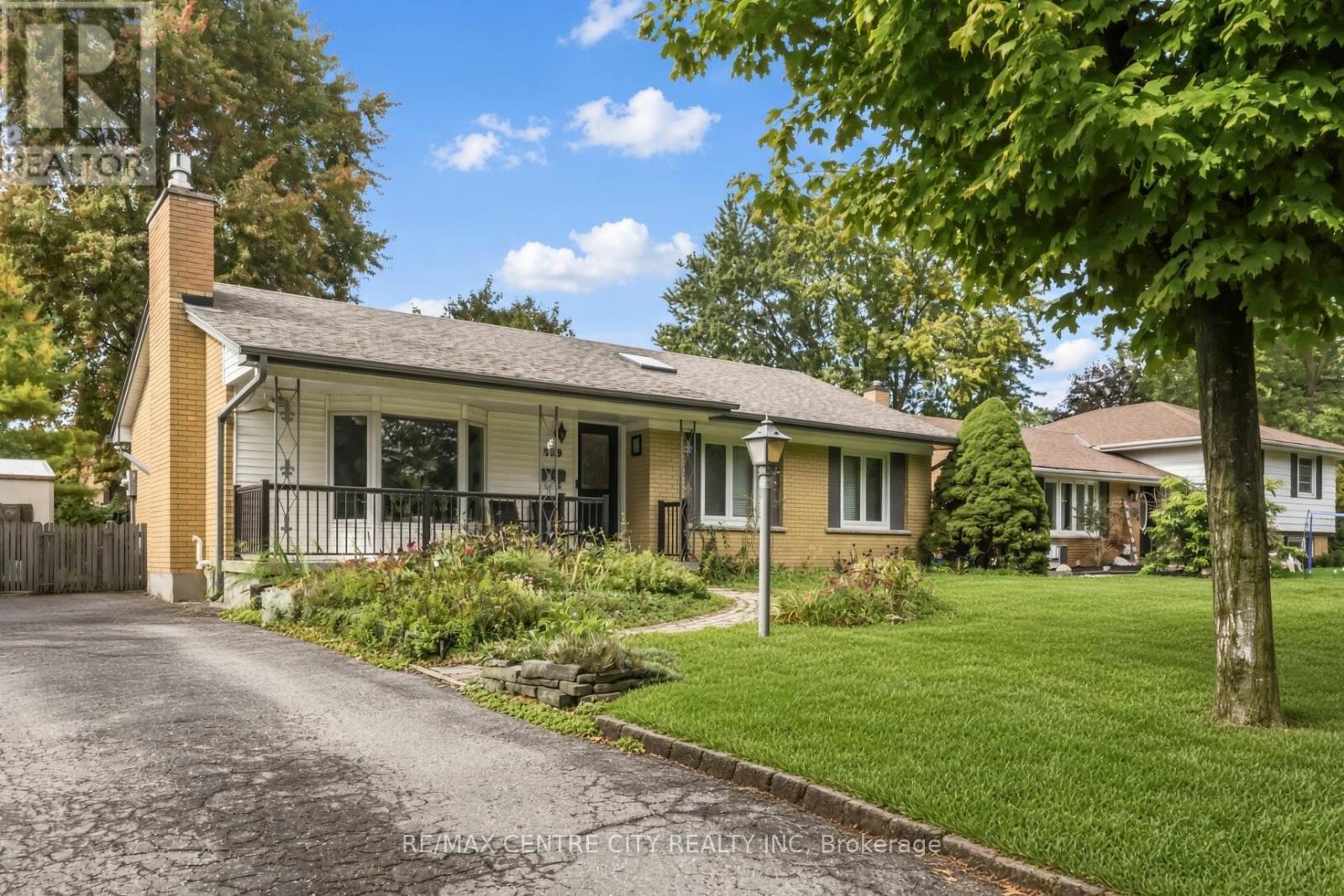 859 DALKEITH CRESCENT Property Photo 1