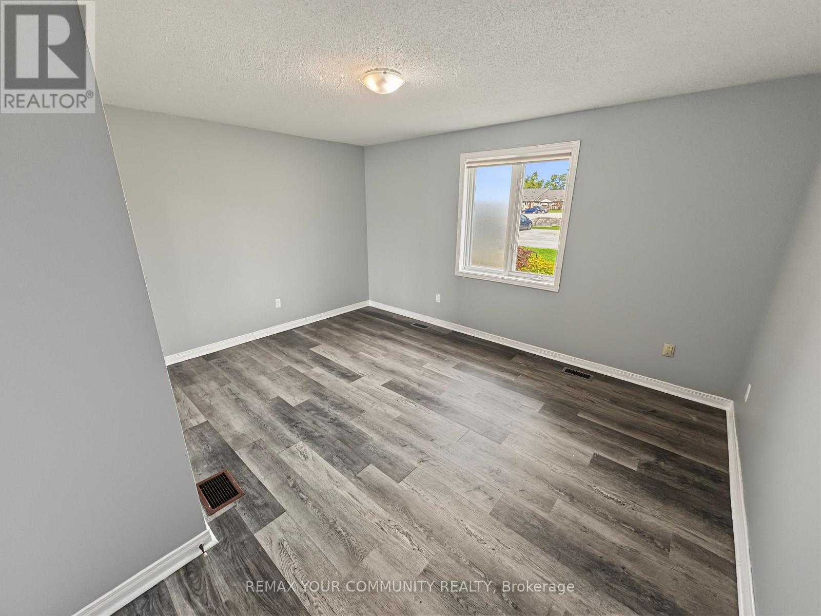 101 - 10 Riverside Drive Property Photo 7