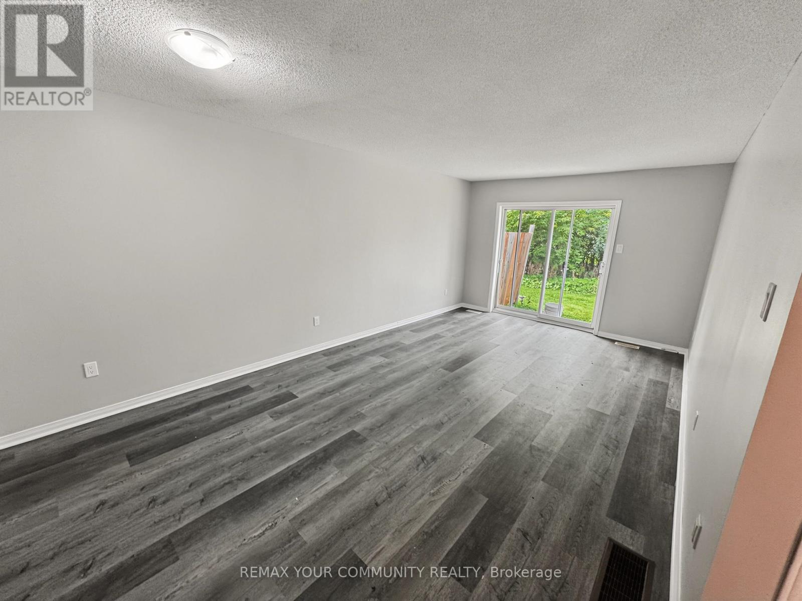 214 - 10 Riverside Drive Property Photo 2