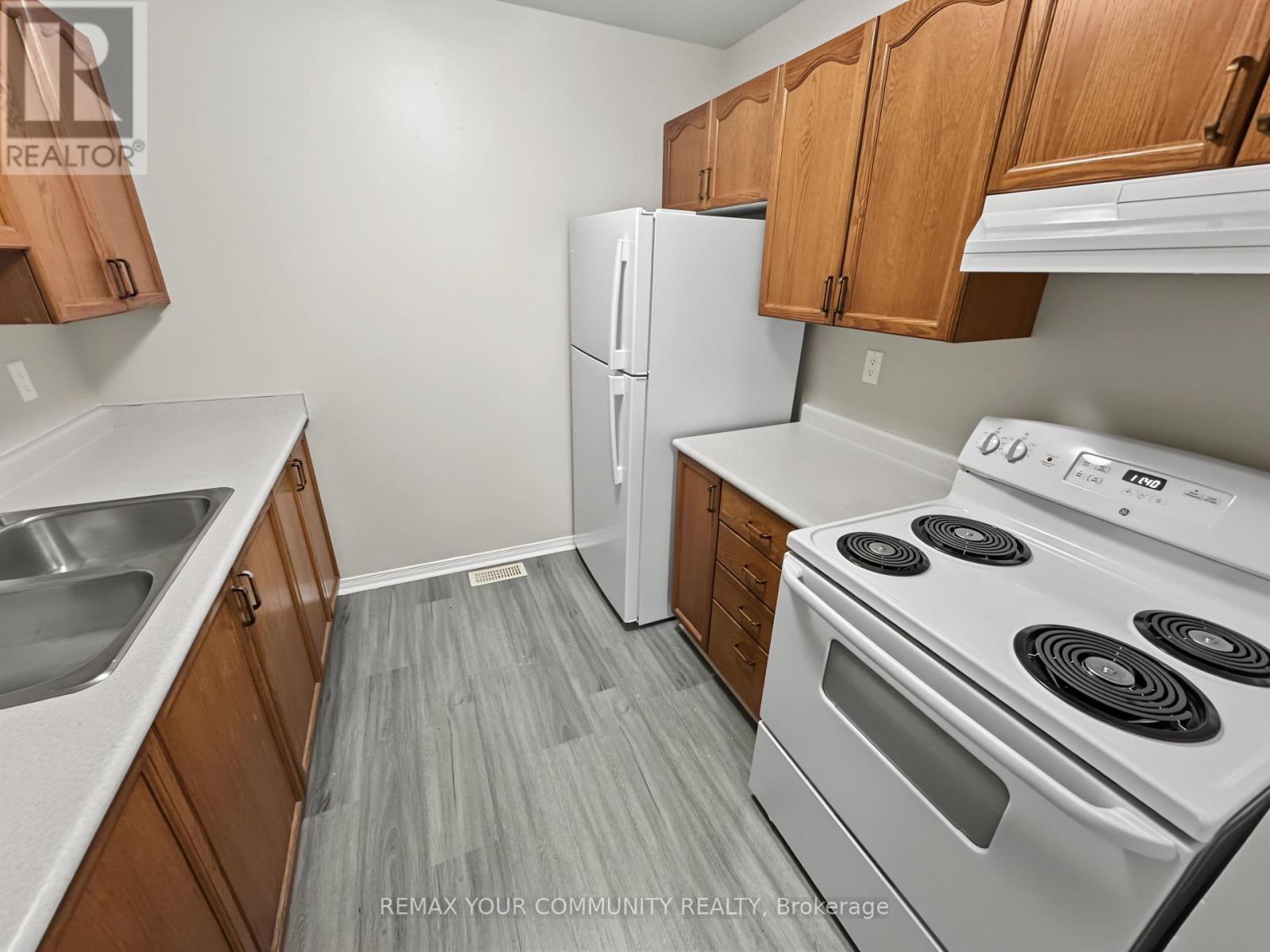 214 - 10 Riverside Drive Property Photo 5