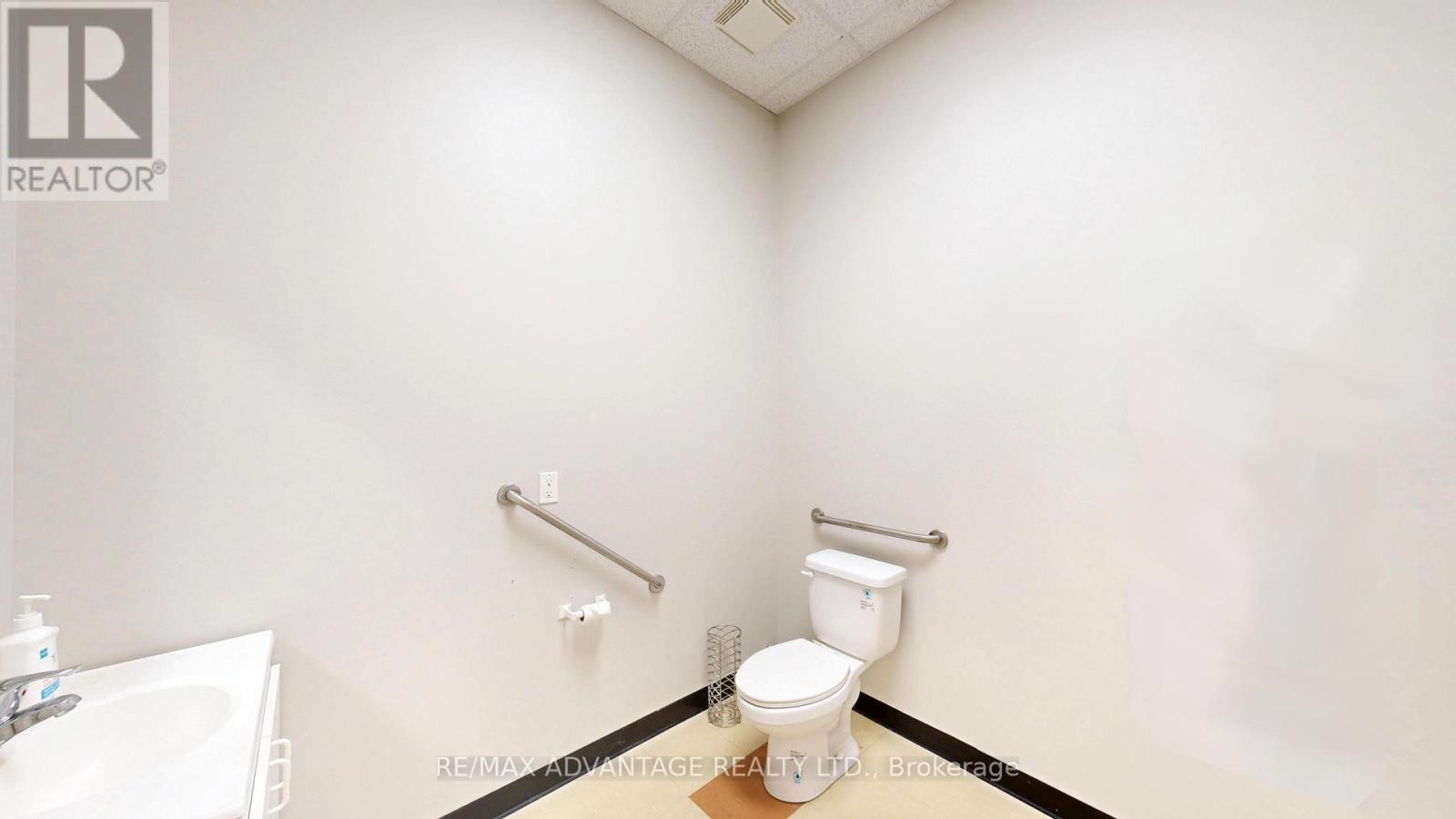 1a - 2135 Dorchester Road Property Photo 18