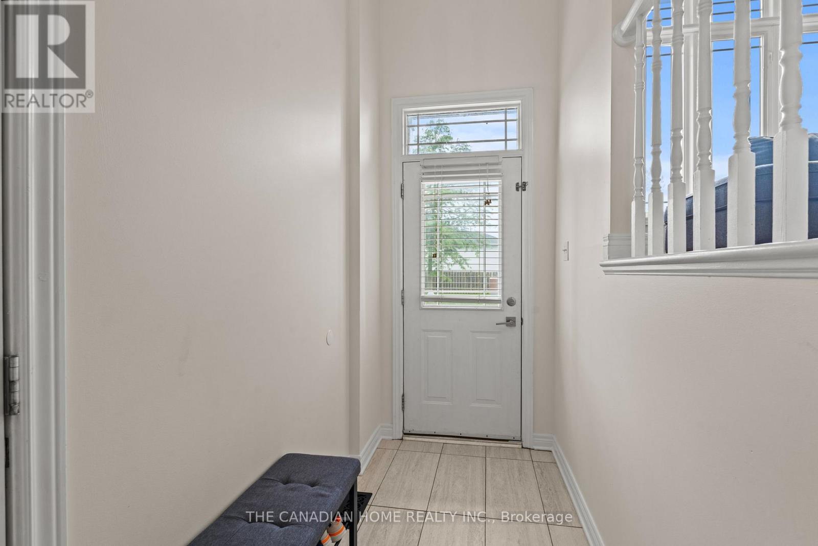 192 Oakcrest Avenue E Property Photo 5