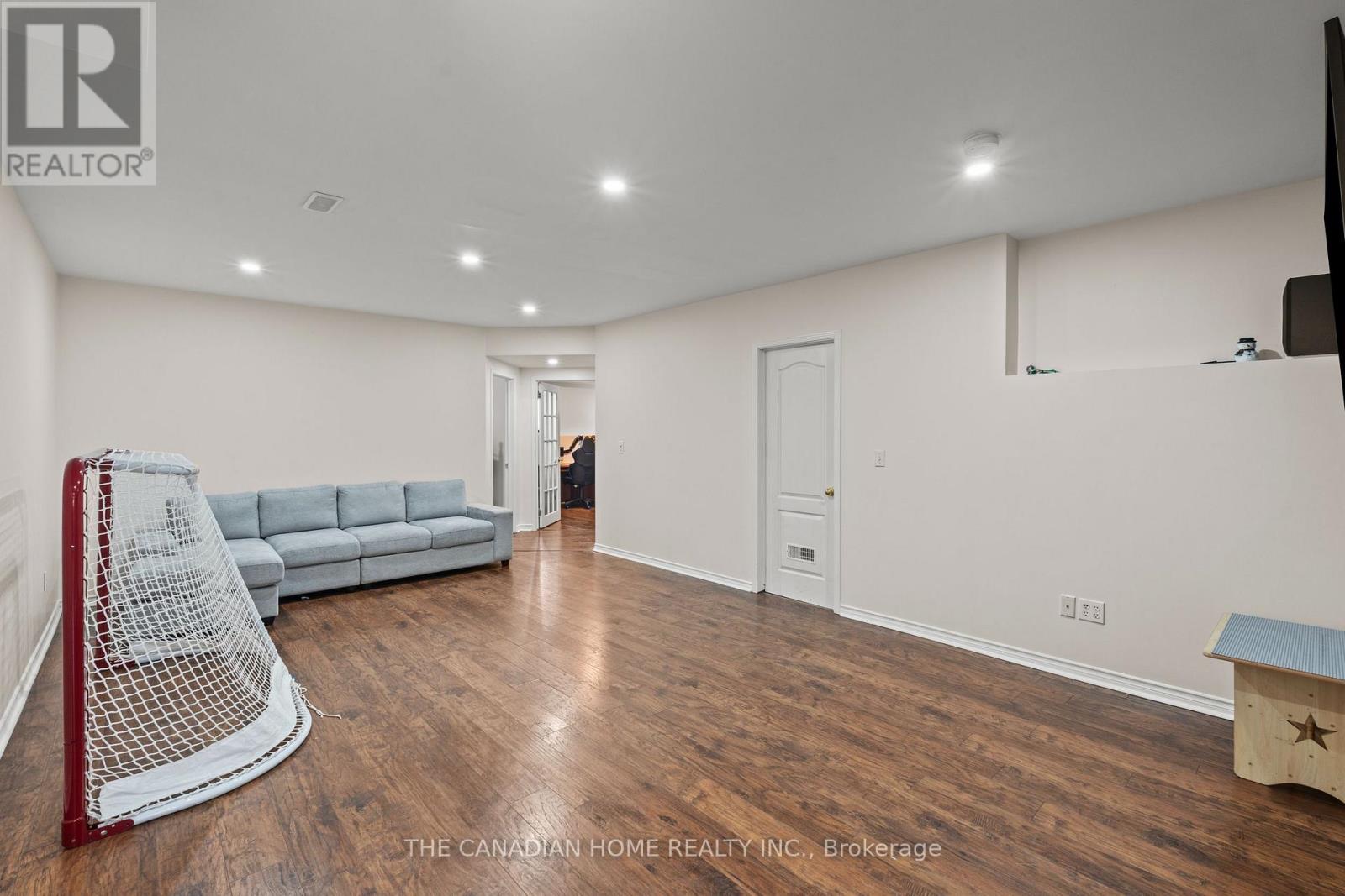 192 Oakcrest Avenue E Property Photo 22