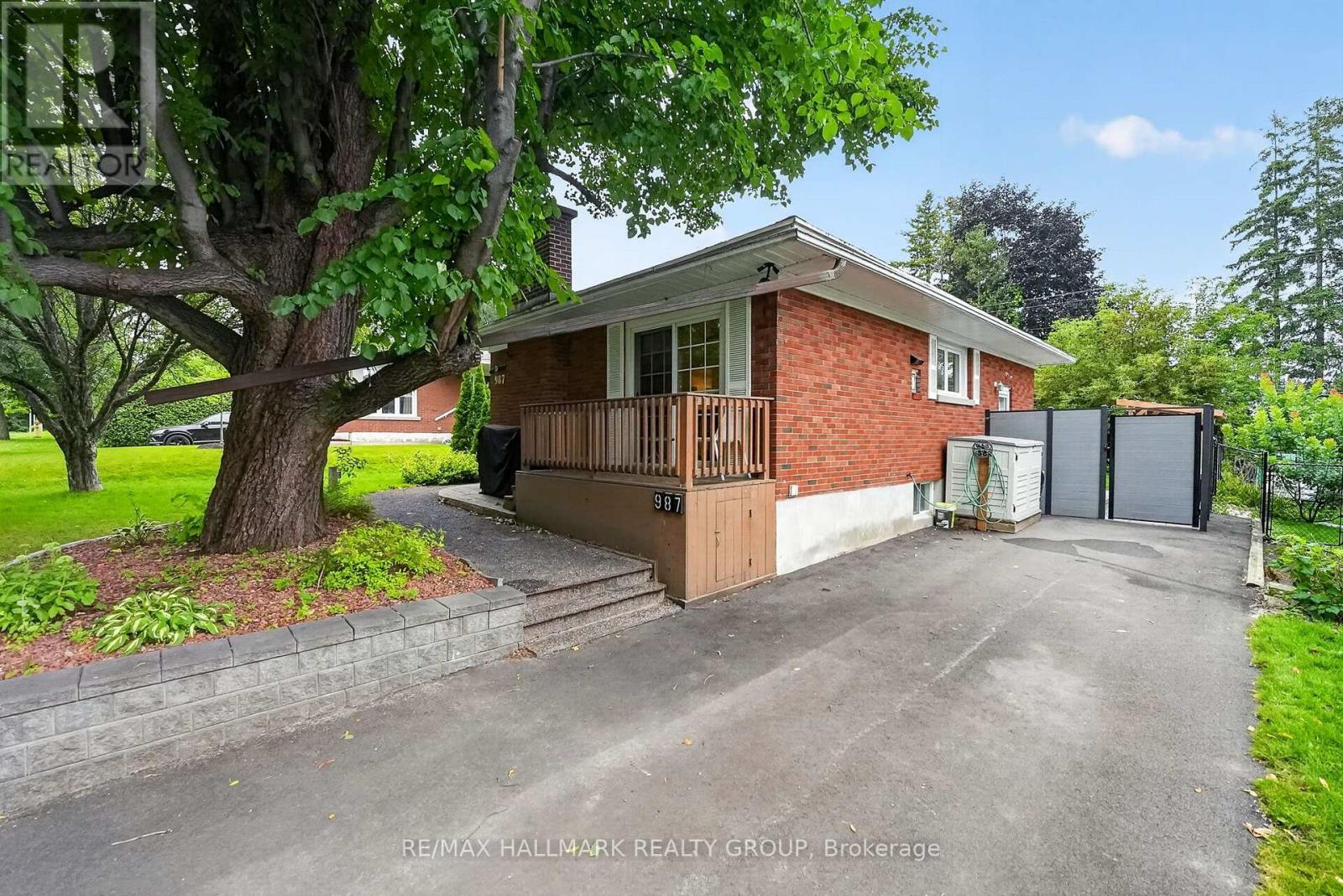 987 Neville Street Property Photo 3