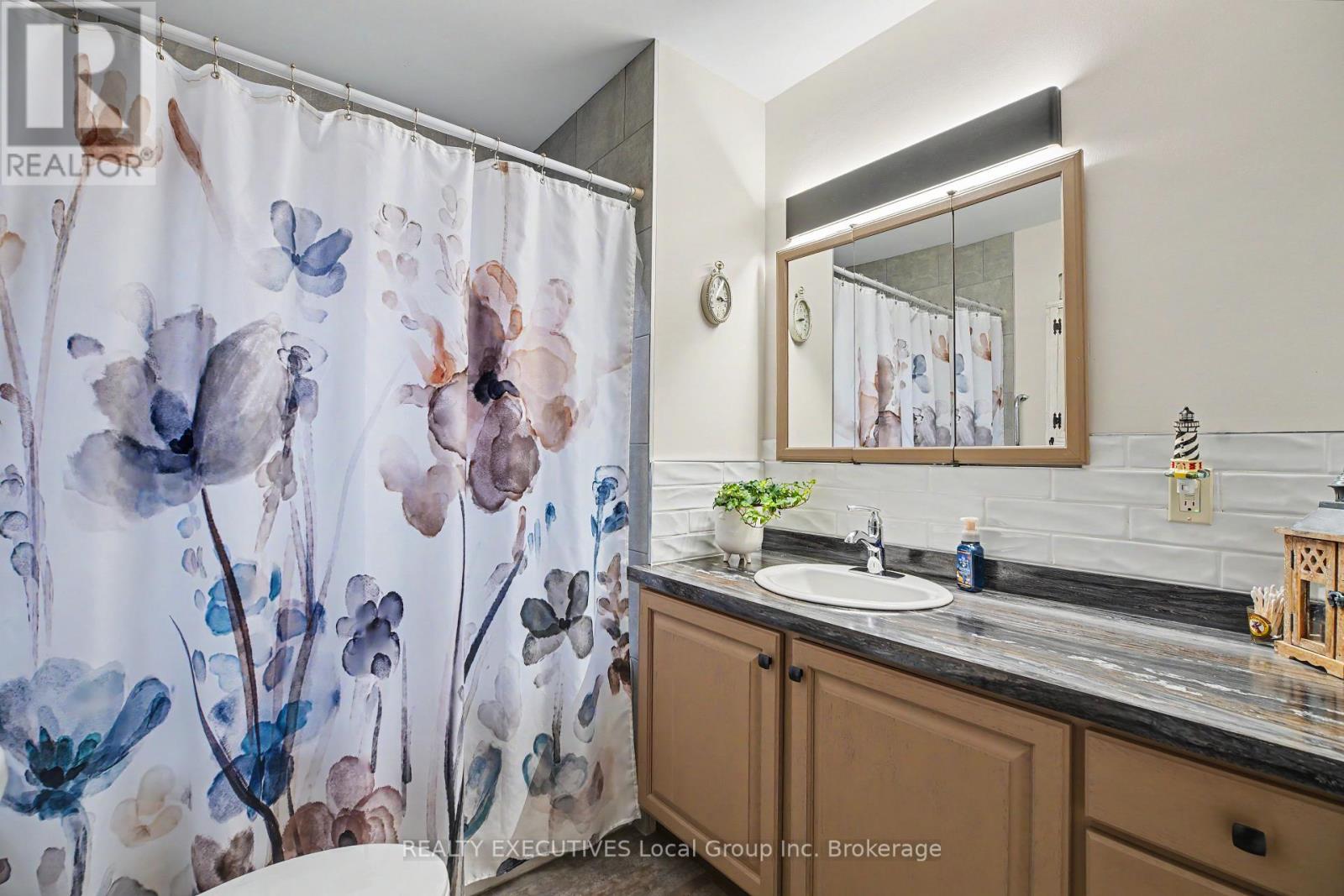 856 Jane Street Property Photo 6