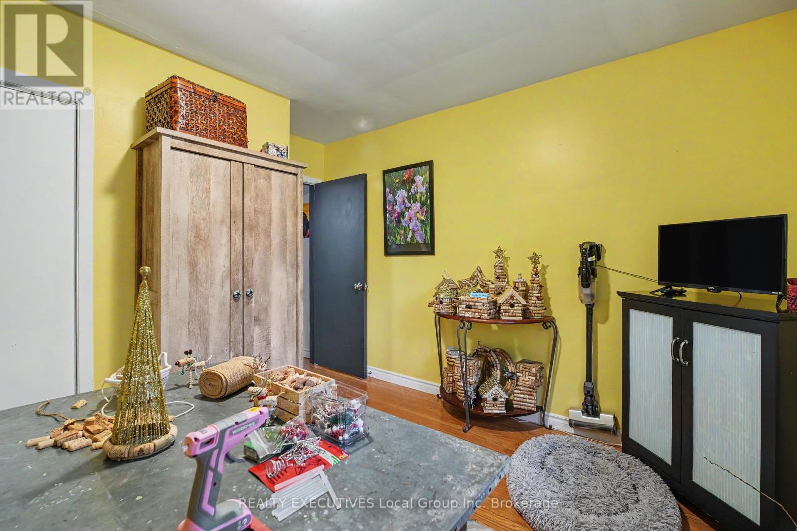 856 Jane Street Property Photo 8