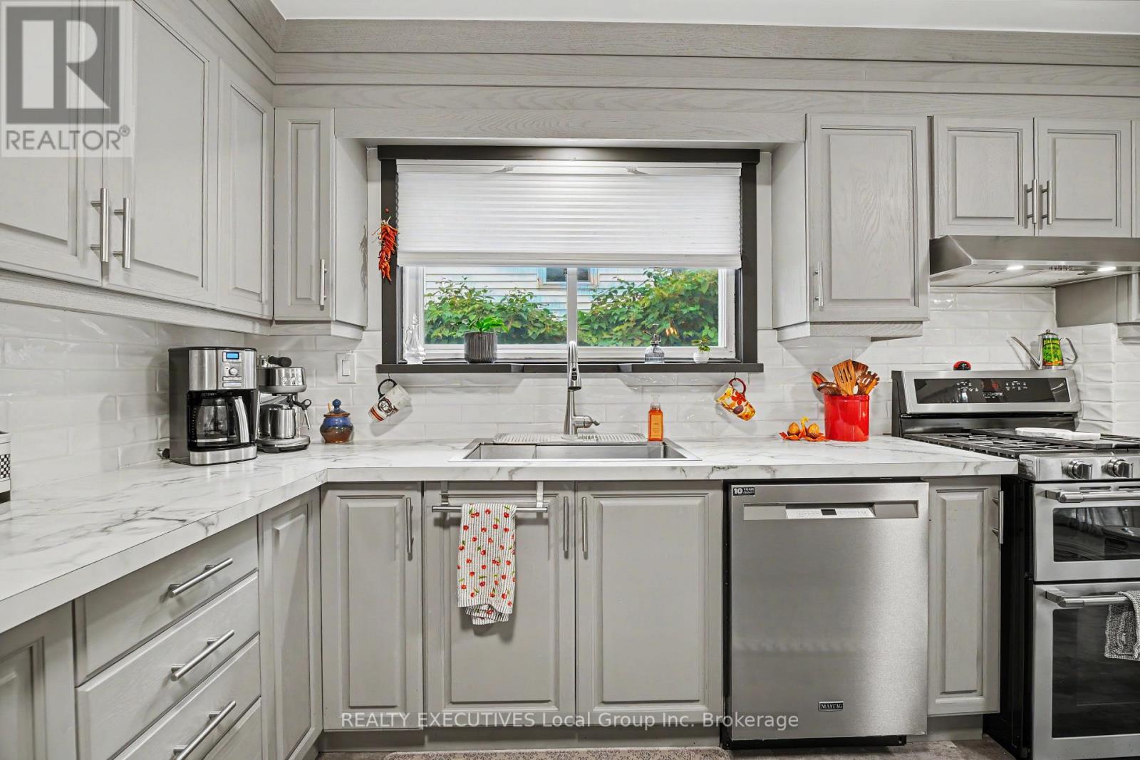 856 Jane Street Property Photo 13