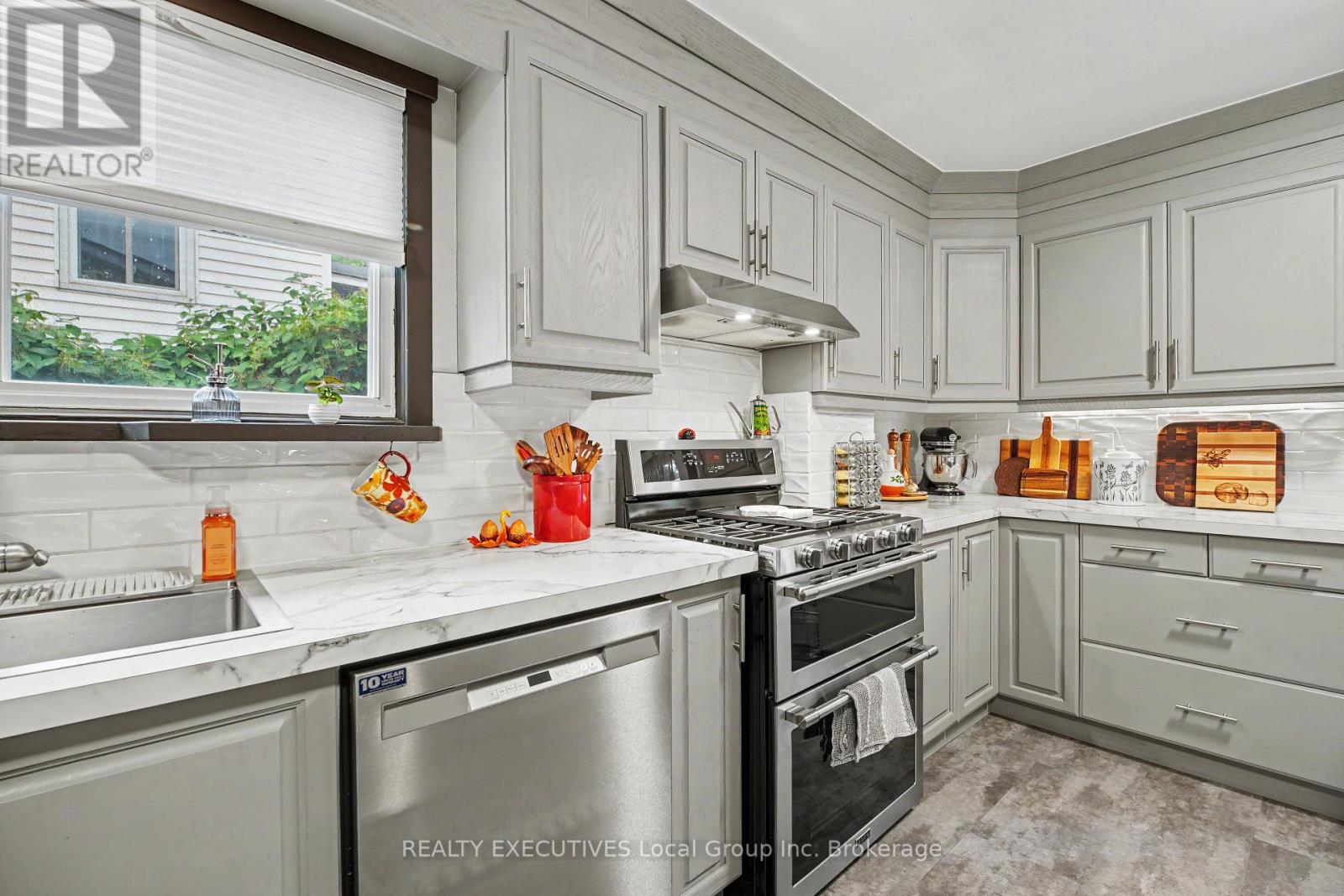 856 Jane Street Property Photo 14