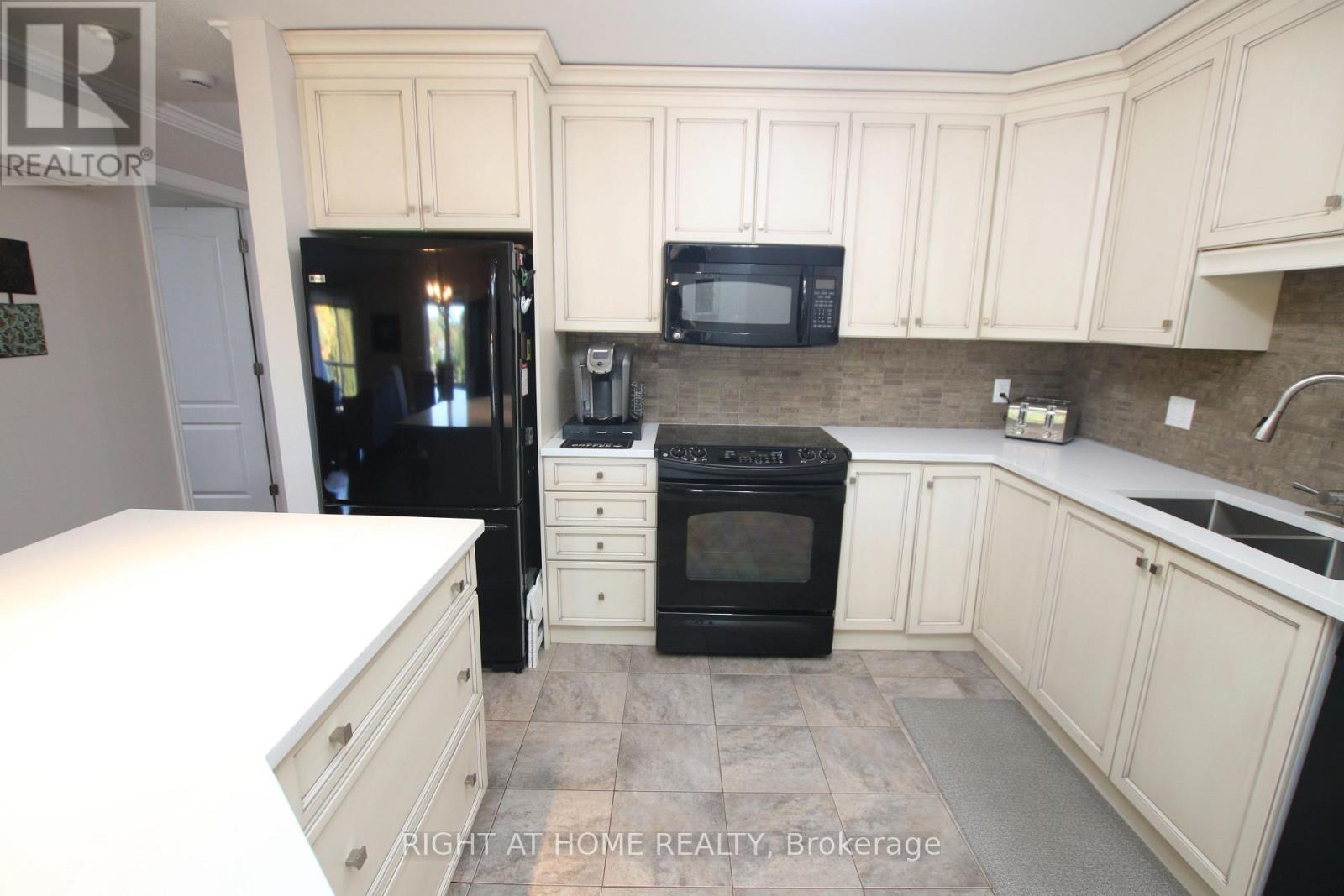 301 - 2 Warner Street Property Photo 8