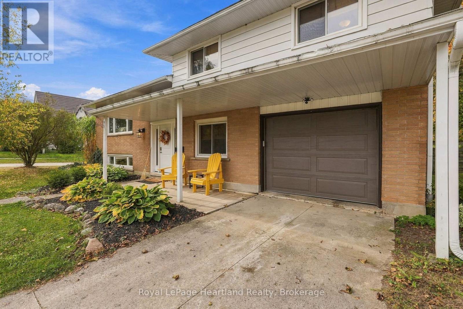 11 William Street N Property Photo 2