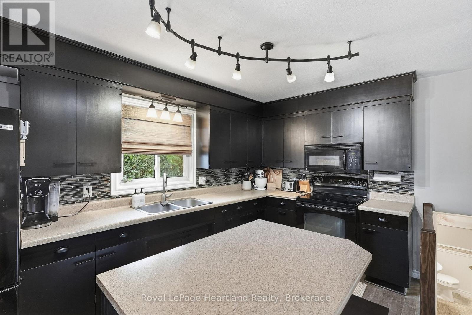 11 William Street N Property Photo 11