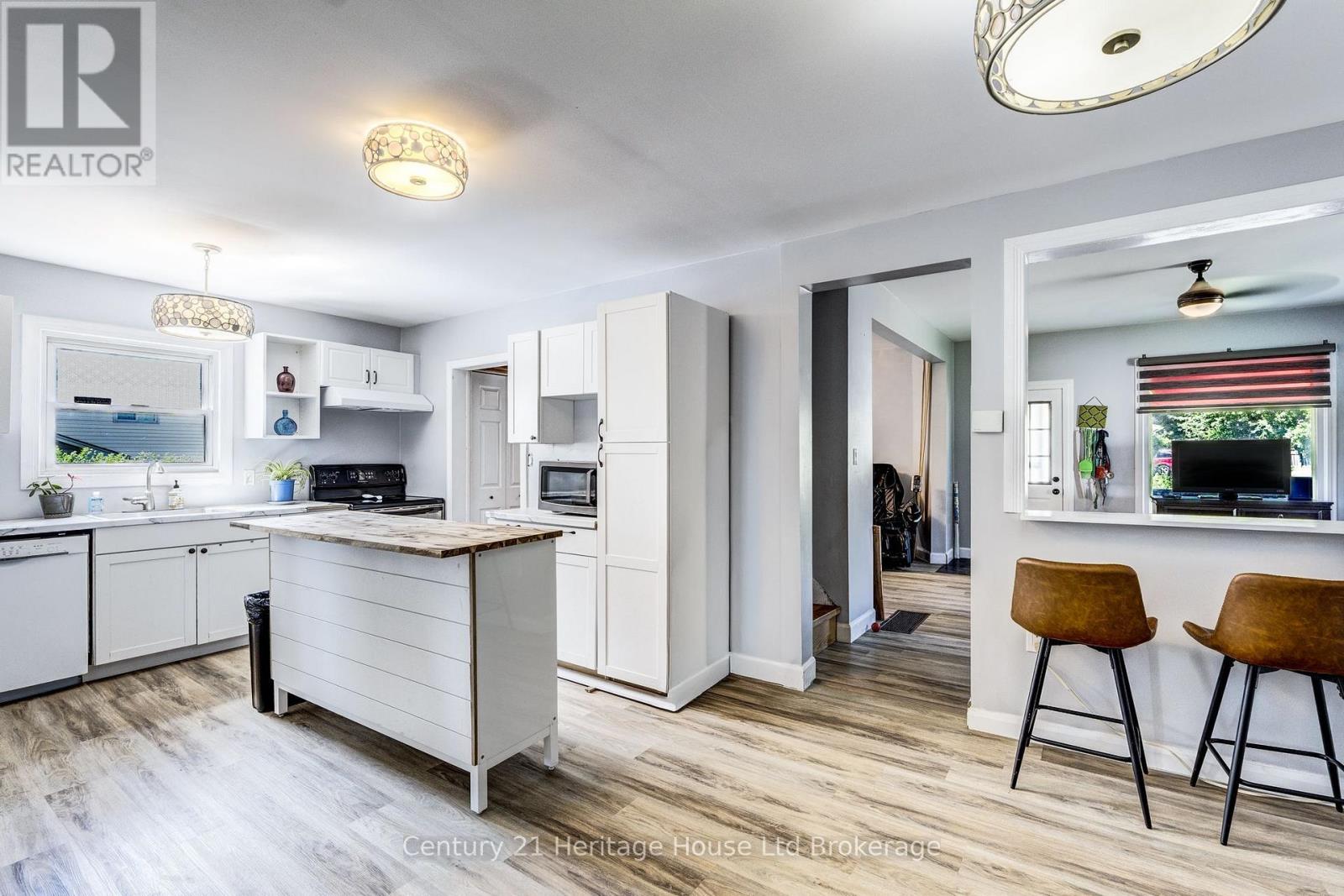 11 Wood Street W Property Photo 15