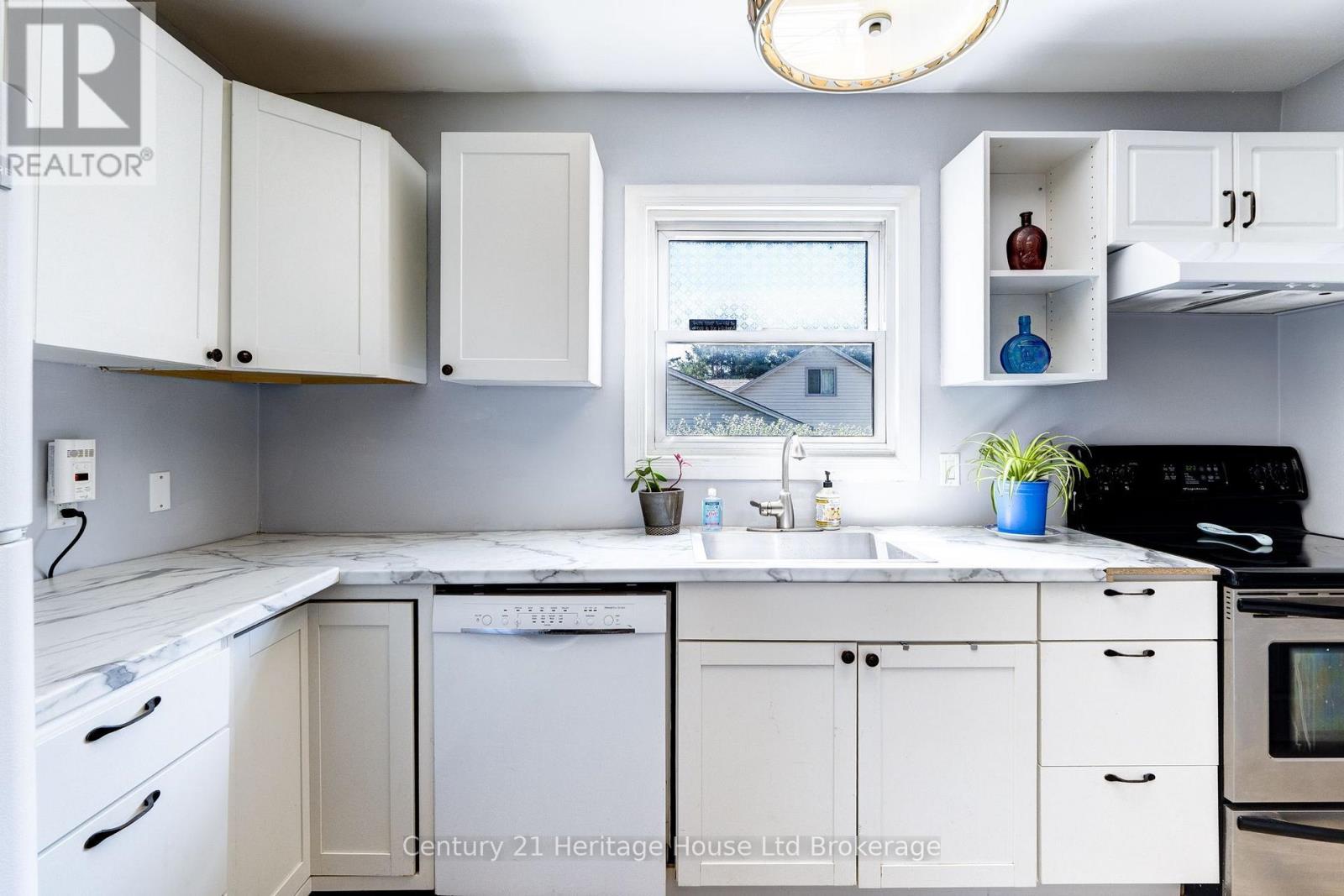 11 Wood Street W Property Photo 18