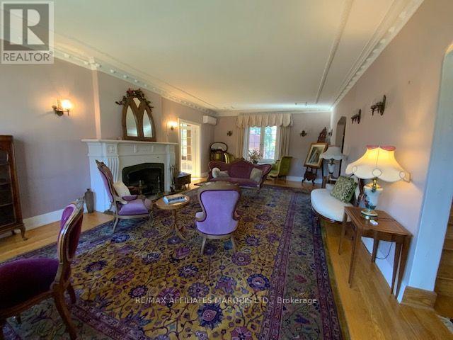 425 Second St. E Street E Property Photo 9