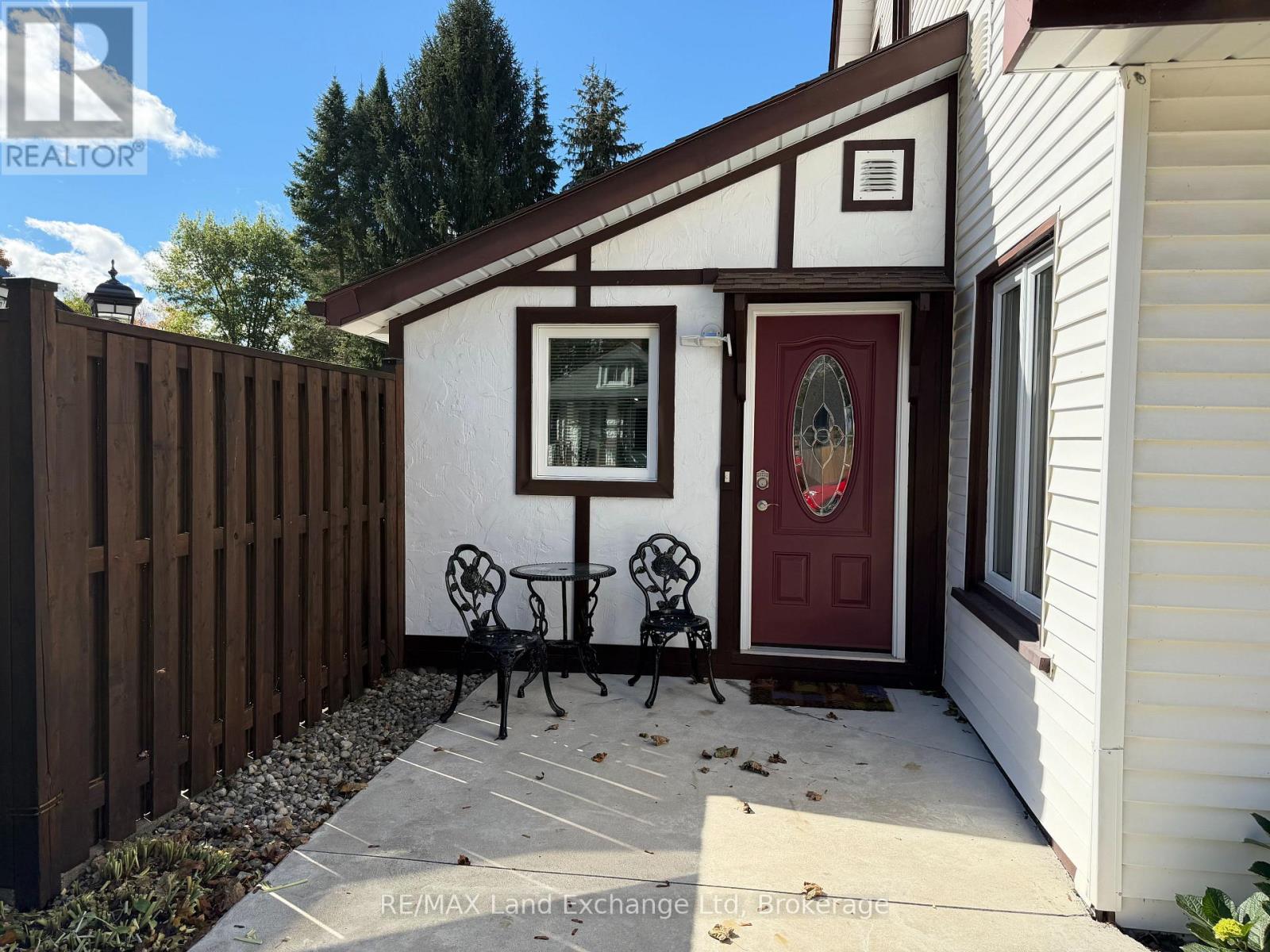 118 Victoria Street E Property Photo 2