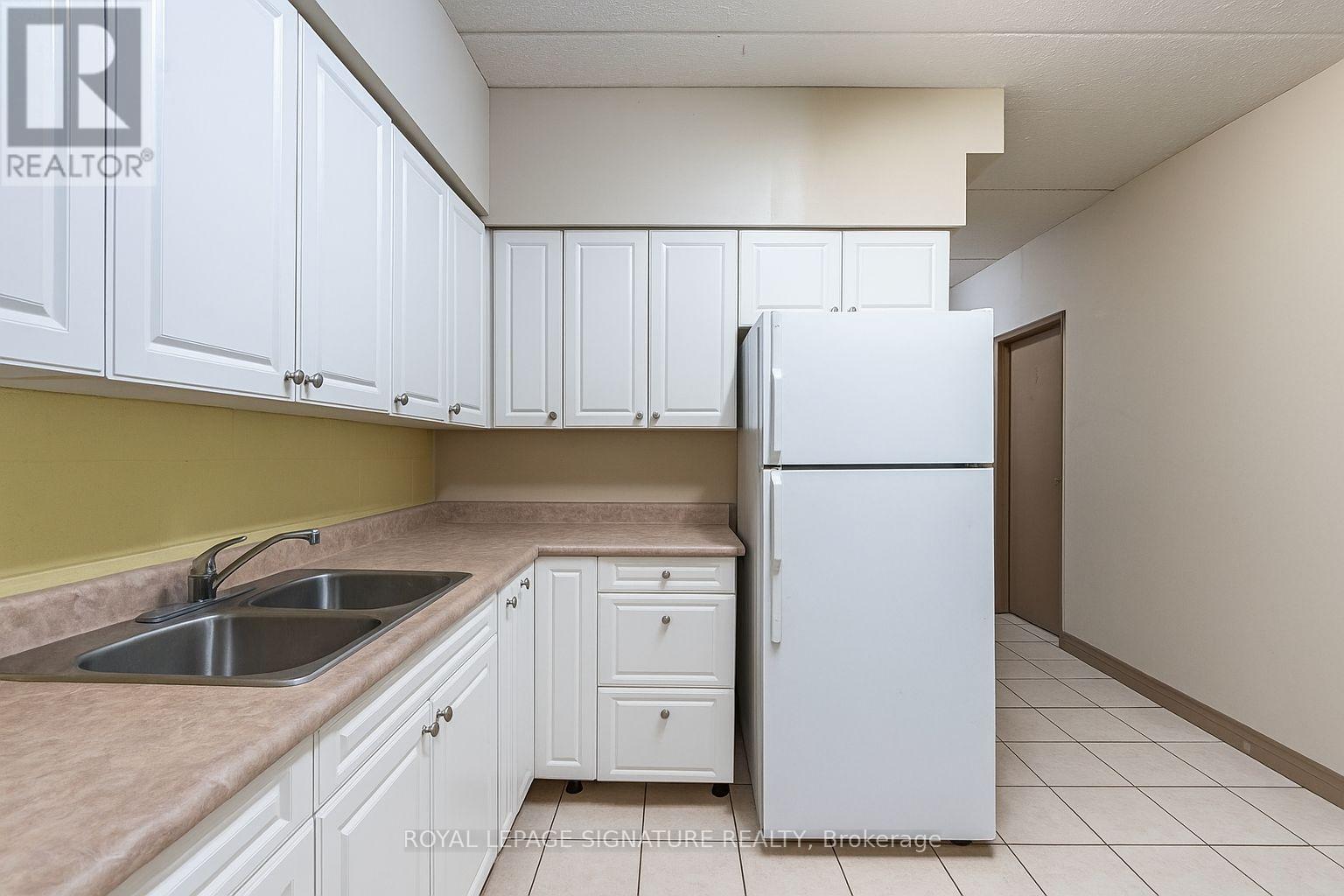 206 - 251 Lester Street Property Photo 8
