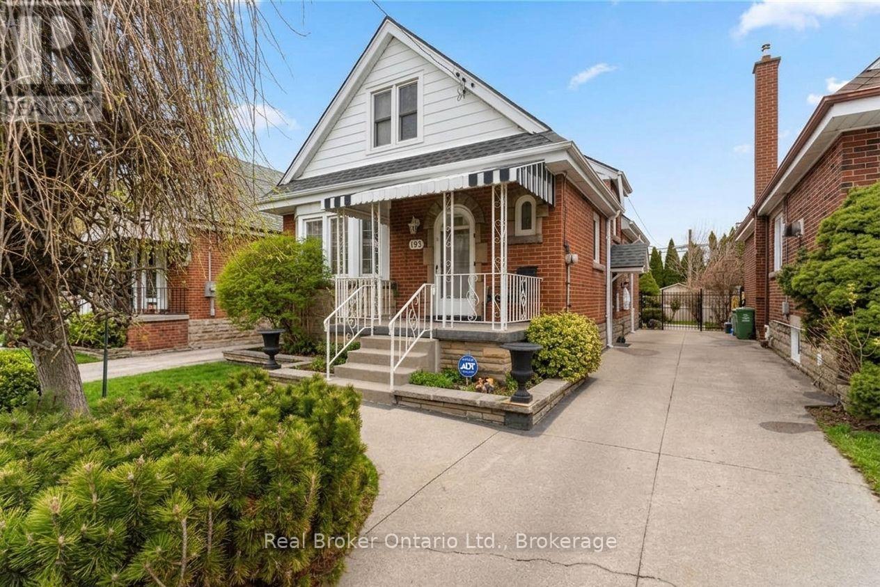 193 Huxley Avenue S Property Photo 2