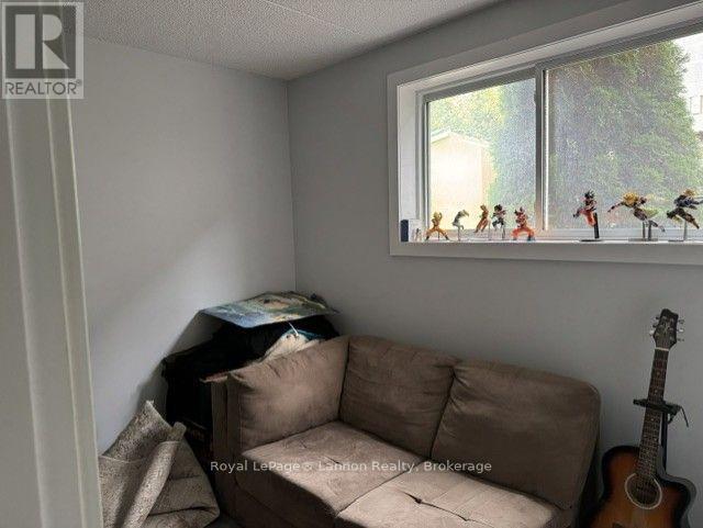 639 Mckellar Street N Property Photo 4