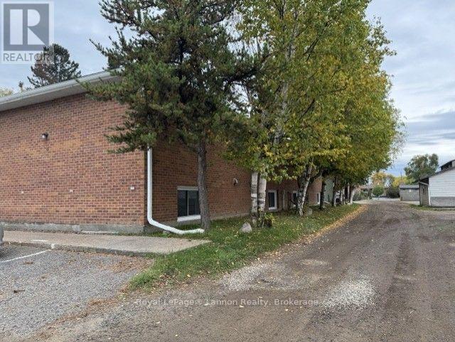 639 Mckellar Street N Property Photo 10