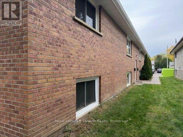 639 Mckellar Street N Property Photo 13