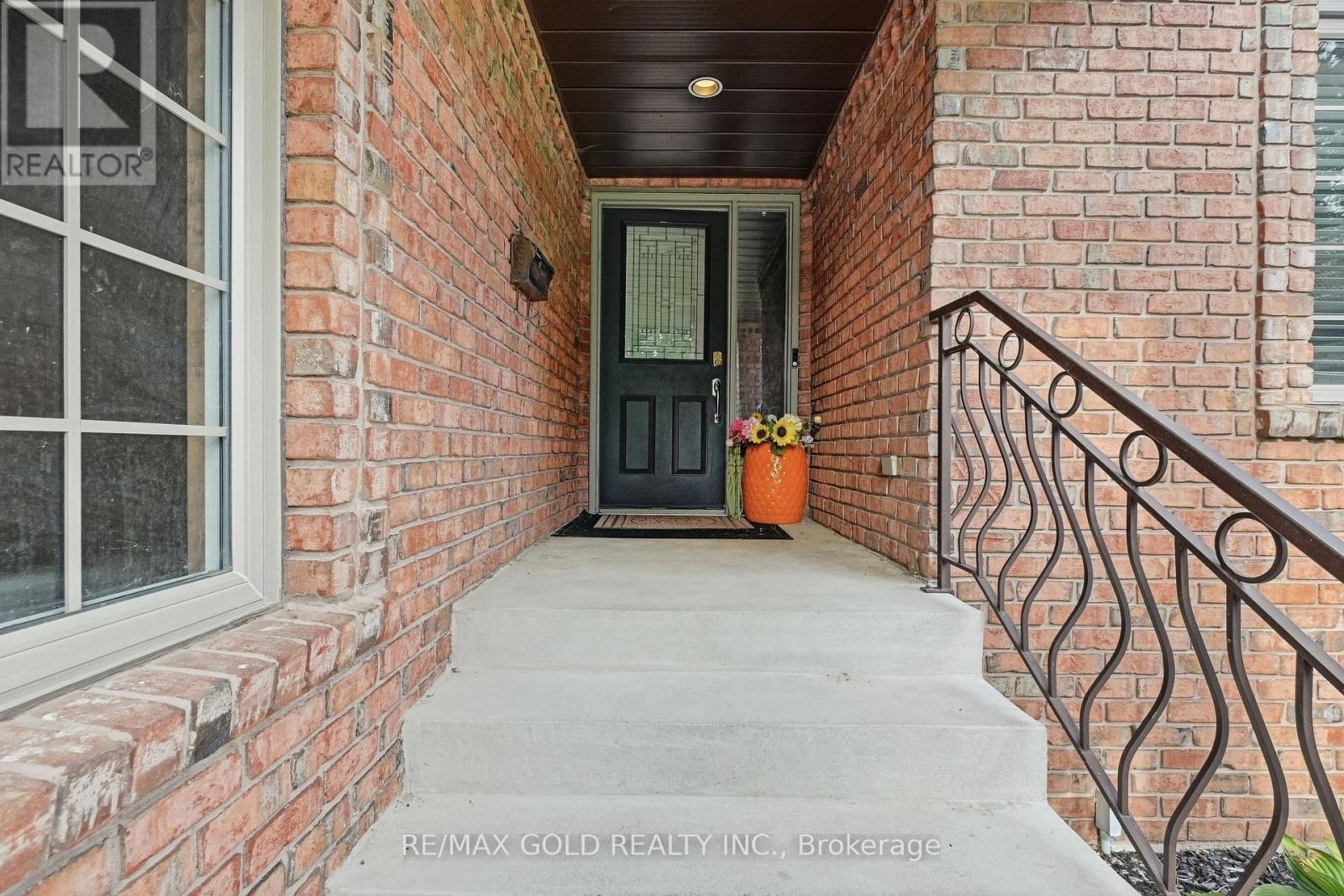 8 Garden Path Property Photo 5