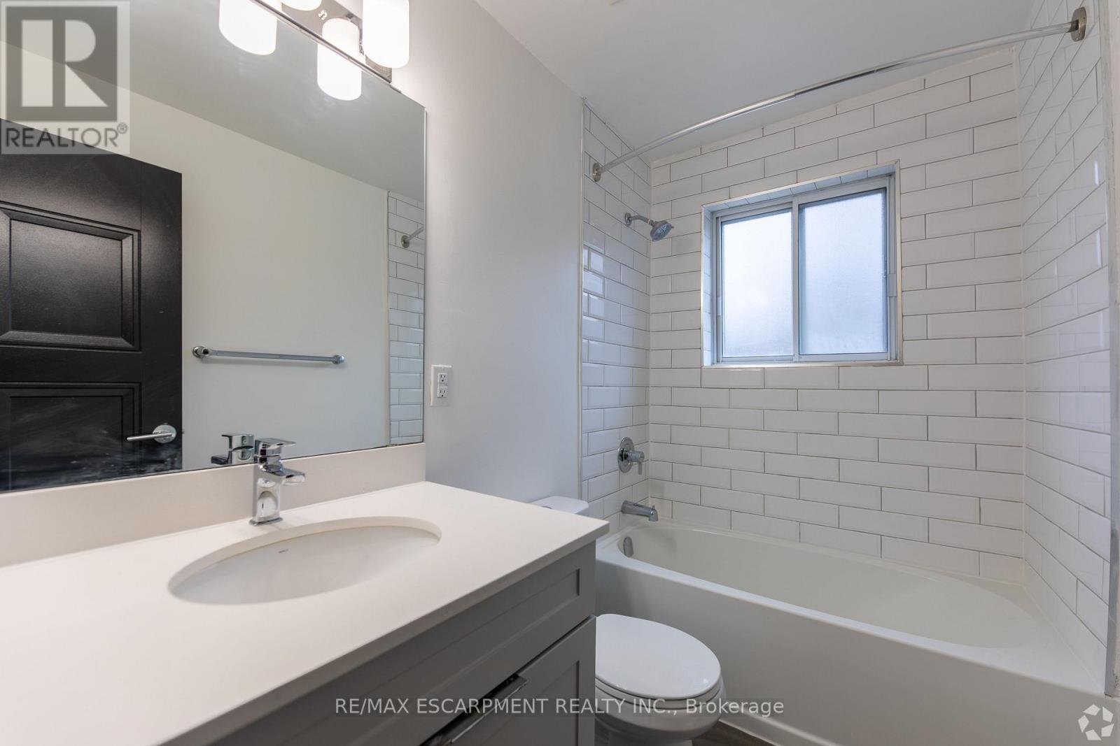 809 - 285 Erb Street W Property Photo 6