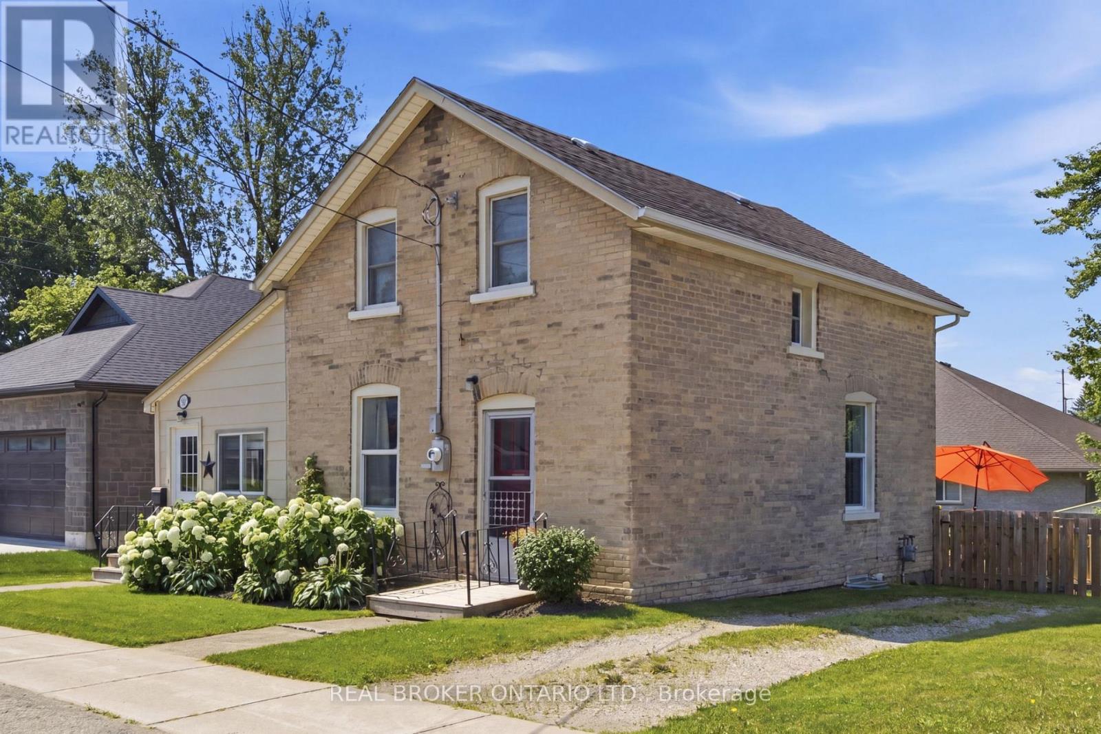 520 Elma Street W Property Photo 3