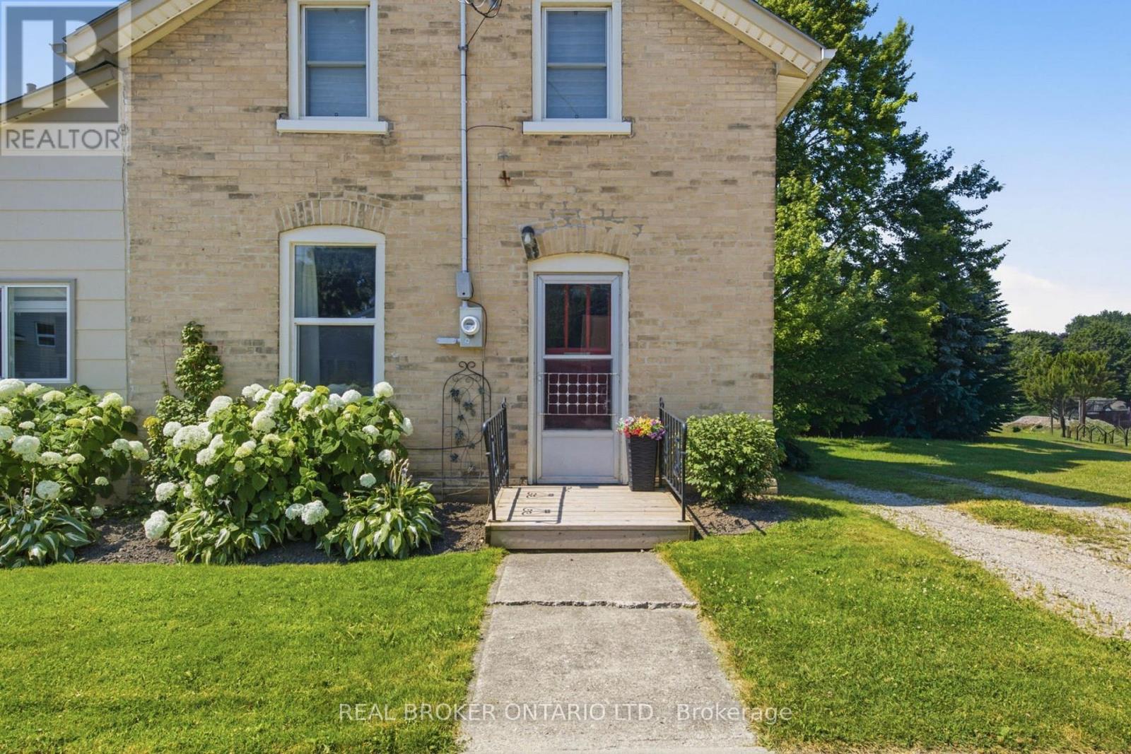 520 Elma Street W Property Photo 6