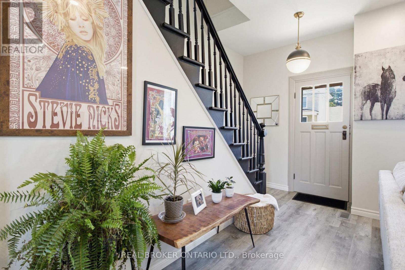 520 Elma Street W Property Photo 8