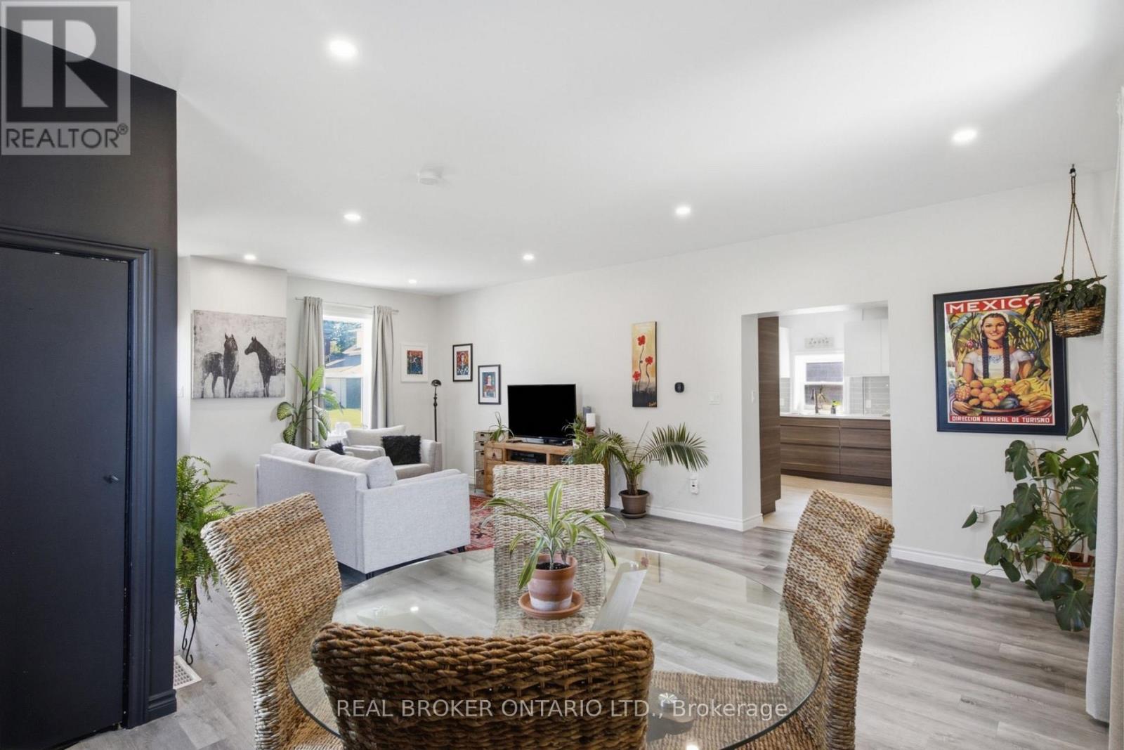 520 Elma Street W Property Photo 14