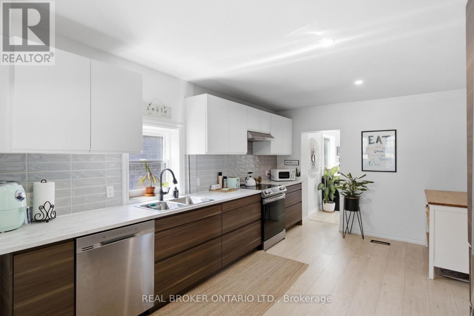 520 Elma Street W Property Photo 17