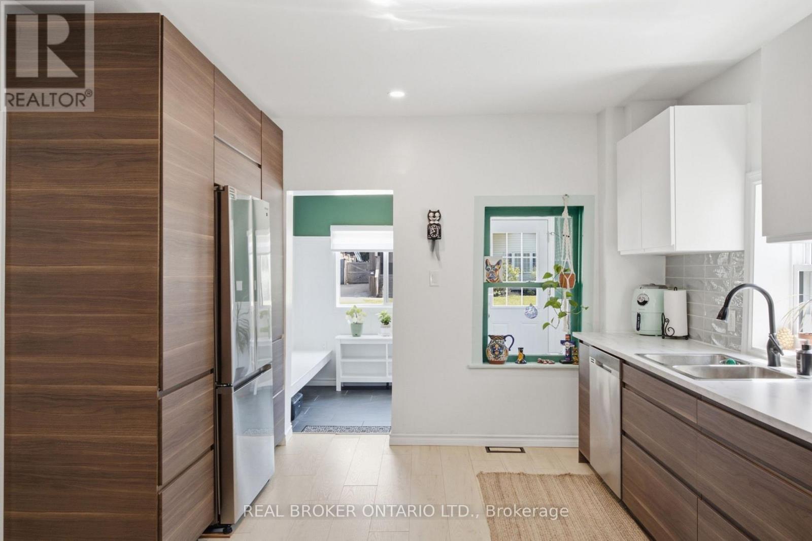 520 Elma Street W Property Photo 20