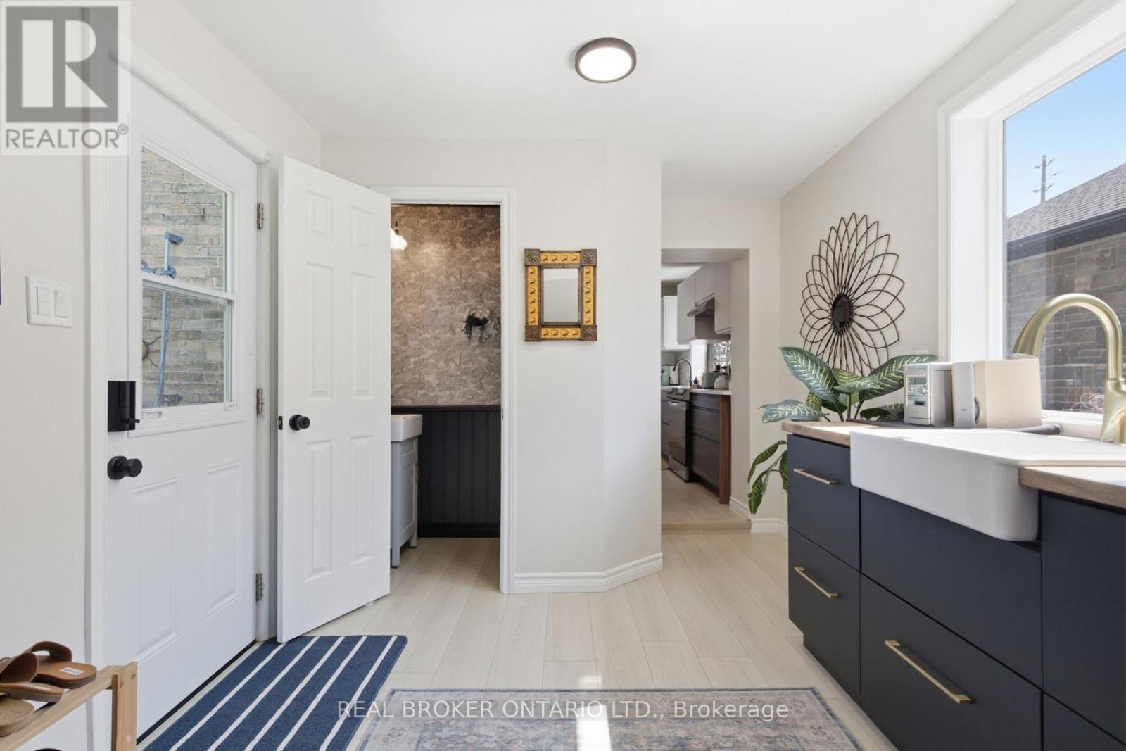 520 Elma Street W Property Photo 22