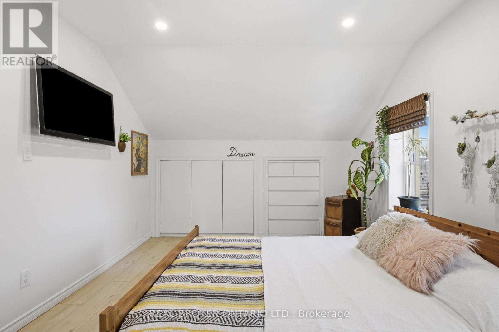 520 Elma Street W Property Photo 26