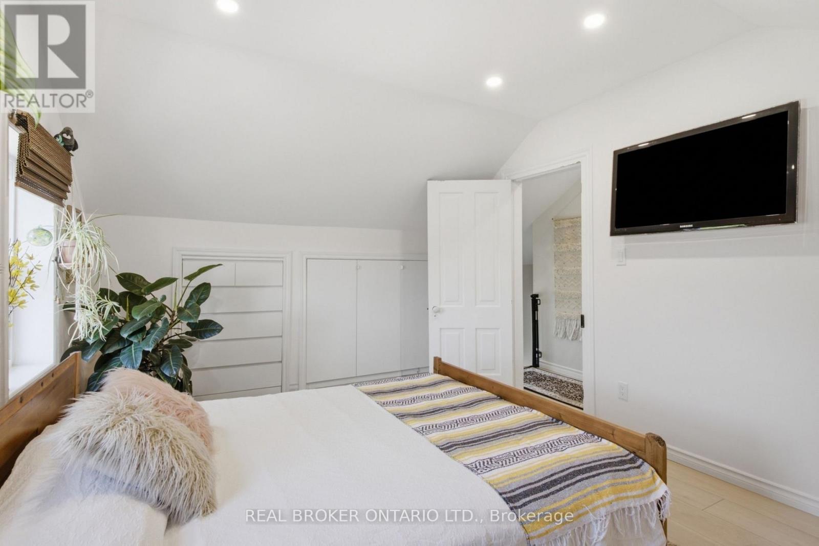 520 Elma Street W Property Photo 27