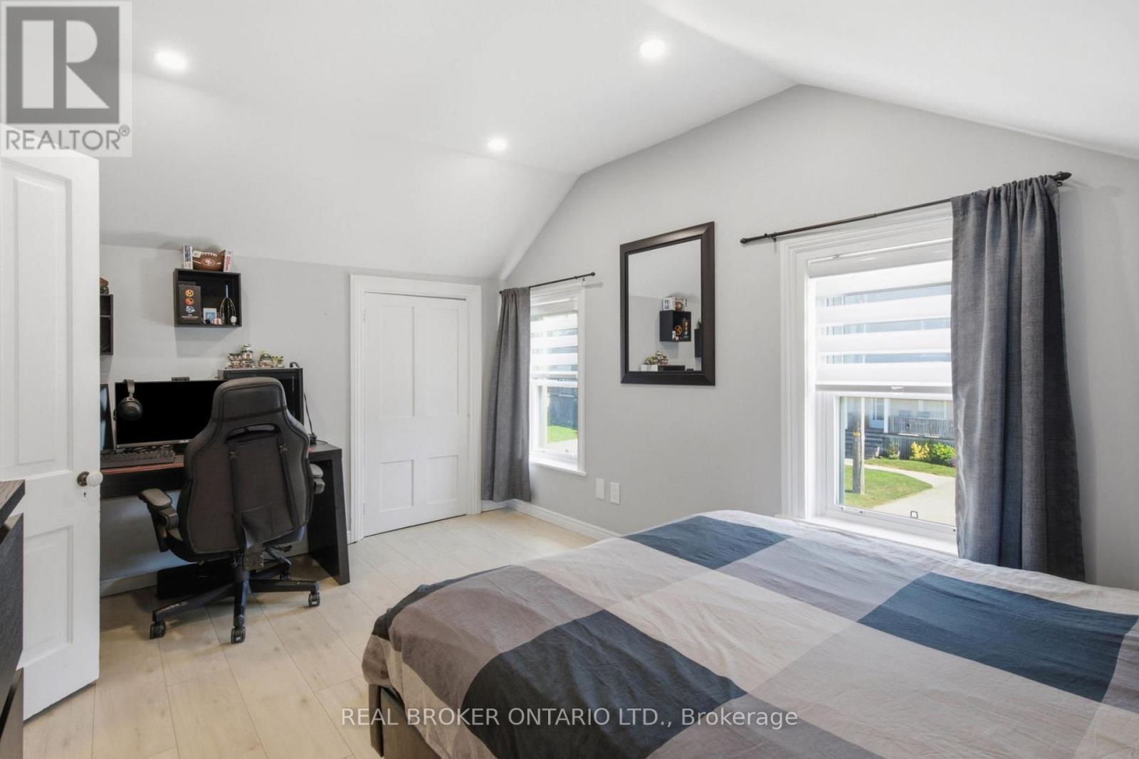 520 Elma Street W Property Photo 28